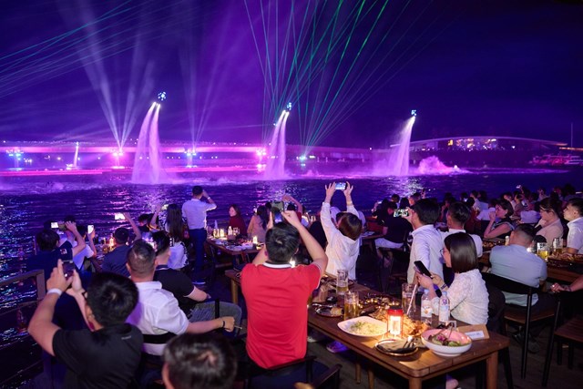 Show diễn Symphony of the Sea &ndash; một trong nhiều điểm nhấn trong chuỗi h&agrave;nh tr&igrave;nh trải nghiệm Ph&uacute; Quốc của c&aacute;c đối t&aacute;c Sun Property. Ảnh: &Aacute;nh Dương. &nbsp;