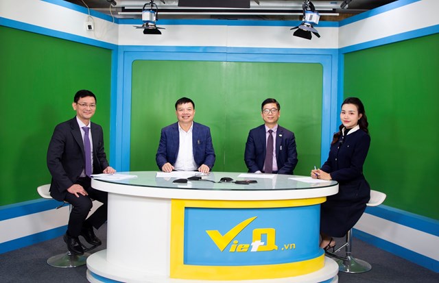 C&aacute;c kh&aacute;ch mời tham gia chương tr&igrave;nh toạ đ&agrave;m.