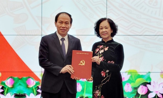 Thay mặt Bộ Chính trị, Trưởng Ban Tổ chức Trung ương Trương Thị Mai chúc mừng ông Lê Tiến Châu được Bộ Chính trị giao nhiệm vụ mới.