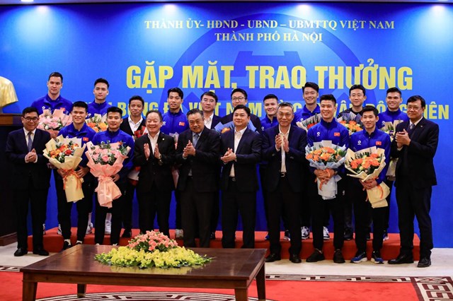 Th&agrave;nh phố H&agrave; Nội trao thưởng cho đội tuyển Việt Nam v&agrave; c&aacute;c cầu thủ H&agrave; Nội &nbsp;