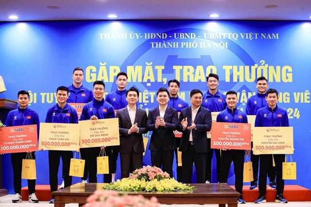 Tập đo&agrave;n T&amp;T Group v&agrave; Ng&acirc;n h&agrave;ng SHB trao thưởng cho c&aacute;c cầu thủ CLB H&agrave; Nội v&agrave; CLB C&ocirc;ng an H&agrave; Nội. &nbsp;