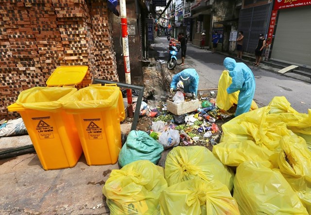 M&ugrave;a dịch bệnh Covid-19, đ&atilde; c&oacute; h&agrave;ng trăm c&ocirc;ng nh&acirc;n vệ sinh m&ocirc;i trường tr&ecirc;n to&agrave;n quốc đ&atilde; bị nhiễm bệnh, thậm ch&iacute; bị tử vong.