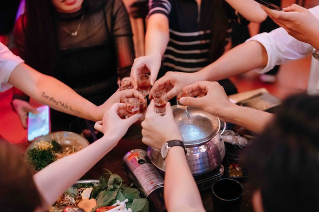 Khi nhu cầu mua sắm cận Tết gia tăng trong giới trẻ - Ảnh 1