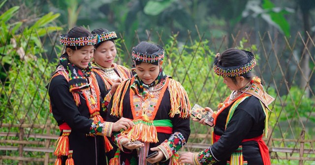 Những c&ocirc; g&aacute;i người Dao Đỏ duy&ecirc;n d&aacute;ng khoe sắc trong bộ trang phục truyền thống rực rỡ