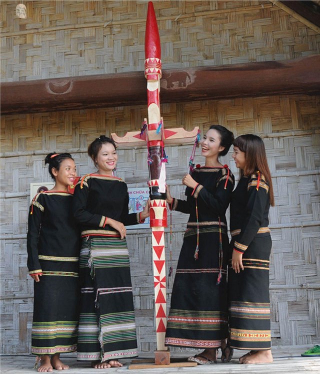 Trang phục truyền thống ng&agrave;y Tết của người &Ecirc; Đ&ecirc; mang đậm dấu ấn đời sống bu&ocirc;n l&agrave;ng, thể hiện bản sắc văn h&oacute;a bền chặt qua bao thế hệ