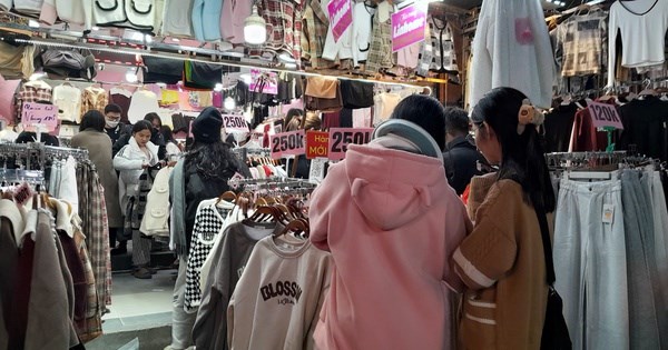 C&aacute;c cửa h&agrave;ng quần &aacute;o dịp gần tết thu h&uacute;t nhiều người mua sắm &nbsp;