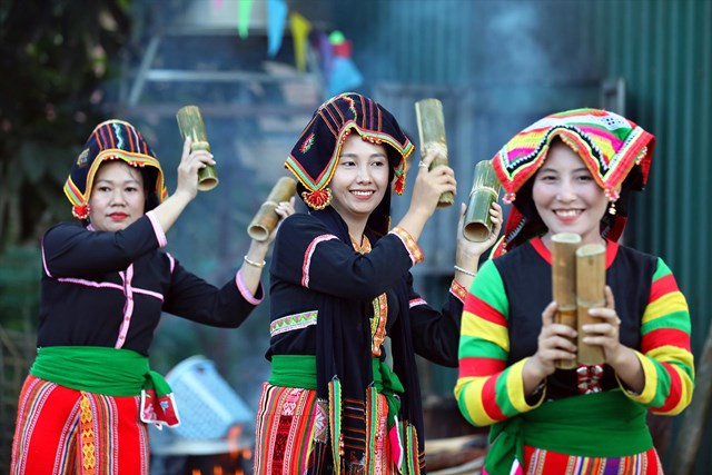 Ng&agrave;y Tết, người Th&aacute;i diện những bộ trang phục truyền thống duy&ecirc;n d&aacute;ng, với sắc m&agrave;u h&agrave;i h&ograve;a v&agrave; hoa văn tinh xảo, l&agrave;m nổi bật vẻ đẹp đằm thắm của n&uacute;i rừng T&acirc;y Bắc