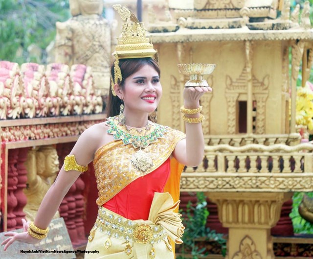Vẻ đẹp duy&ecirc;n d&aacute;ng của trang phục truyền thống Khmer trong kh&ocirc;ng gian lễ hội mang đậm sắc m&agrave;u t&acirc;m linh