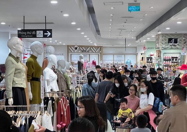 Khi nhu cầu mua sắm cận Tết gia tăng trong giới trẻ - Ảnh 3
