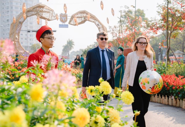 &Ocirc;ng Jonathan Baker - Trưởng đại diện Văn ph&ograve;ng UNESCO tại Việt Nam c&ugrave;ng phu nh&acirc;n trải nghiệm đường hoa Home Hanoi Xuan. &nbsp;