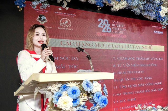 Tổng gi&aacute;m đốc Học Viện đ&agrave;o tạo nghề l&agrave;m đẹp Evaxinh, Ph&oacute; trưởng ban tổ chức ban chuy&ecirc;n m&ocirc;n, b&agrave; Đỗ Thị Thu Trang ph&aacute;t biểu &nbsp;