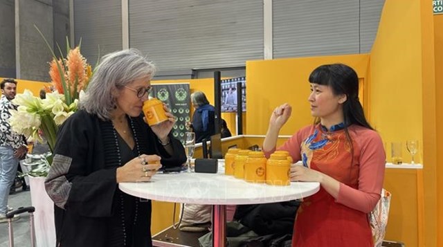 Bà Carine Baudry, Chủ tịch Ban Giám khảo cuộc thi Trà thế giới 2024 của AVPA thẩm định trà Việt Nam.