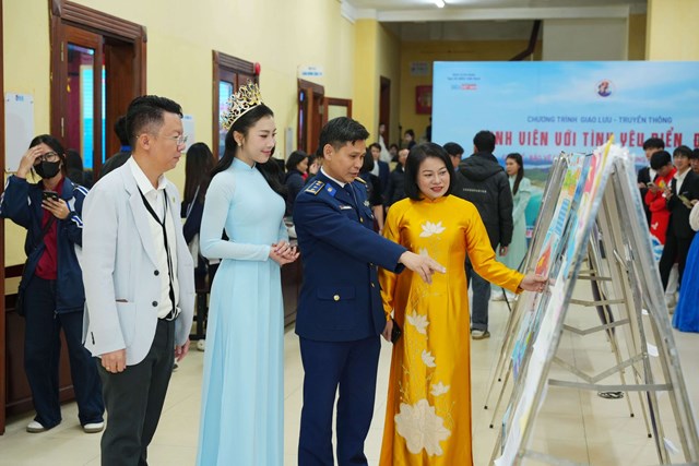 &Aacute; hậu 1 Ph&ugrave;ng Thị Thanh Hằng (Hoa hậu biển Vi&ecirc;̣t Nam 2025) cùng ban tổ chức, kh&aacute;ch mời thăm khu tri&ecirc;̉n lãm tranh, ảnh v&ecirc;̀ bảo vệ chủ quyền của &nbsp;sinh vi&ecirc;n Trường Đại học Khoa học Tự nhi&ecirc;n.