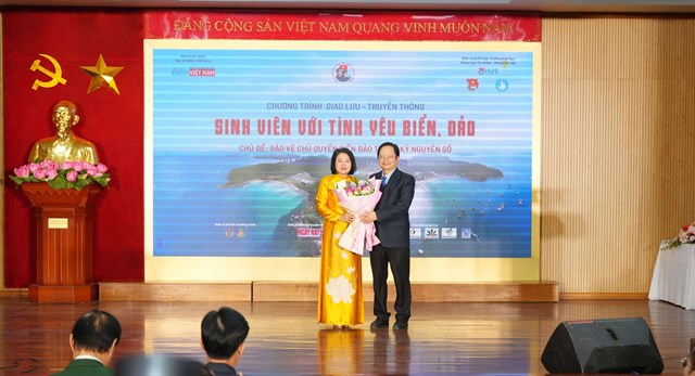 Tạp chí Biển Việt Nam kết nối sinh viên với nhiệm vụ bảo vệ chủ quyền biển, đảo trong kỷ nguyên số - Ảnh 1