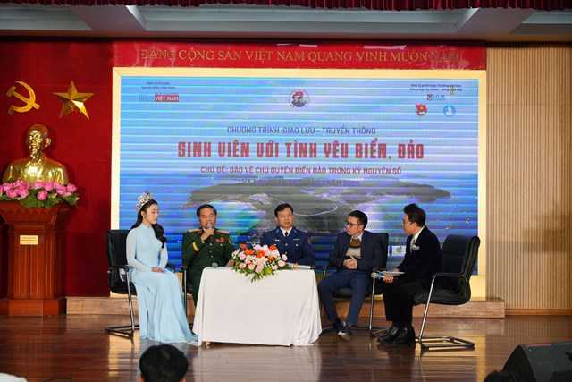 Thiếu tướng anh h&ugrave;ng LLVT Ho&agrave;ng Kiền (thứ 2 từ trái qua) chia sẻ với sinh vi&ecirc;n Trường Đại học Khoa học Tự nhi&ecirc;n c&acirc;u chuyện đưa đất ra Trường Sa tại bu&ocirc;̉i giao lưu.