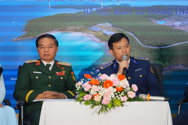 Đại t&aacute; Nguyễn Văn Hiển, Ph&oacute; Chủ nhiệm Ch&iacute;nh trị, Cảnh s&aacute;t biển Việt Nam trao đ&ocirc;̉i v&ecirc;̀ bảo v&ecirc;̣ chủ quyền trong kỉ nguy&ecirc;n số.