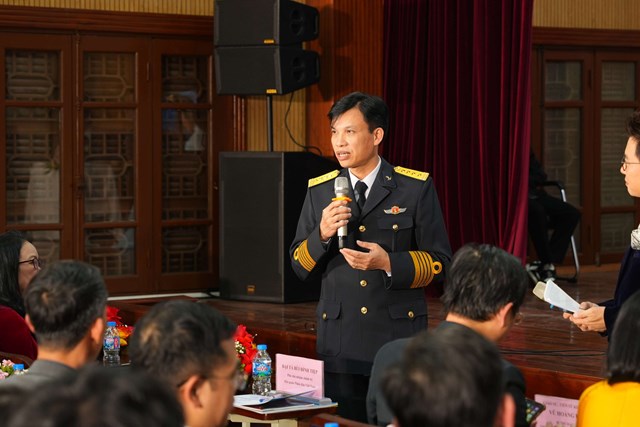 Đại t&aacute; B&ugrave;i Đ&igrave;nh Tiệp, Ph&oacute; Chủ nhiệm Ch&iacute;nh trị Hải qu&acirc;n trả lời c&acirc;u hỏi của sinh vi&ecirc;n Trường Đại học Khoa học Tự nhi&ecirc;n.