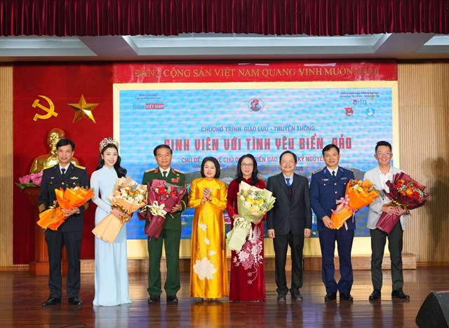 B&agrave; Ho&agrave;ng Thị Huệ Tổng Biển tập Tạp ch&iacute; Biển Vi&ecirc;t Nam, Trưởng ban tổ chức v&agrave; G.S TSKH Vũ Ho&agrave;ng Linh B&iacute; thư đảng ủy, Trường ĐH KH Tự nhi&ecirc;n tặng hoa cảm ơn kh&aacute;ch mời.