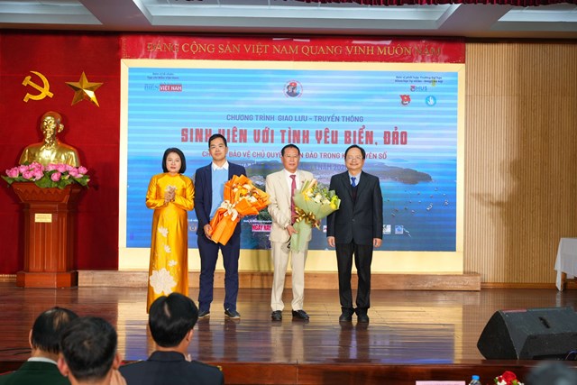 B&agrave; Ho&agrave;ng Thị Huệ &ndash; Tổng Biển tập Tạp ch&iacute; Biển Vi&ecirc;t Nam, Trưởng ban tổ chức v&agrave; G.S TSKH Vũ Ho&agrave;ng Linh B&iacute; thư đảng ủy, Trường ĐH KH Tự nhi&ecirc;n tặng hoa cảm ơn nh&agrave; t&agrave;i trợ.