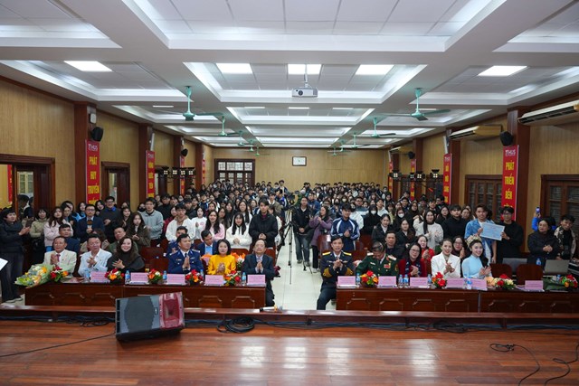 Toàn cảnh chương trình giao lưu.