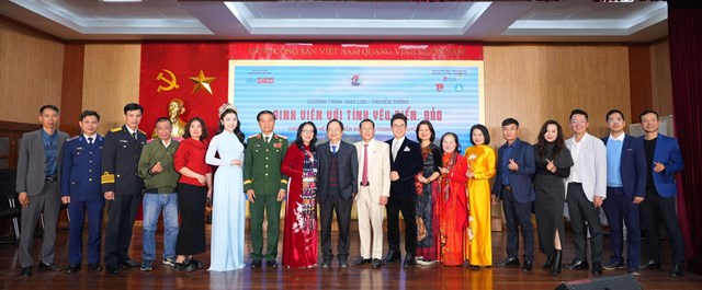 Ban tổ chức chương tr&igrave;nh chụp ảnh lưu niệm c&ugrave;ng kh&aacute;ch mời.