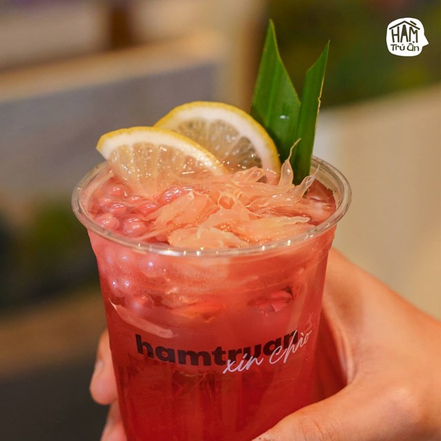 Xanh L&agrave;i Ngũ Quả của Hầm Tr&uacute; Ẩn với hương đ&agrave;o tinh kh&ocirc;i h&ograve;a c&ugrave;ng bưởi đ&agrave;o thanh m&aacute;t (Ảnh: Hầm Tr&uacute; Ẩn - Cafe Hầm)