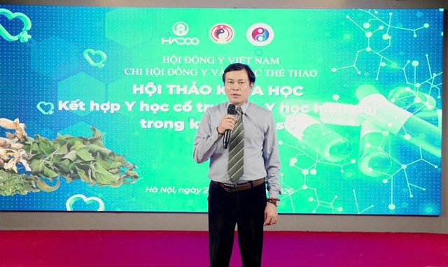 PGS.TS.BS. V&otilde; Tường Kha &ndash; Ủy vi&ecirc;n Ban Chấp h&agrave;nh Hội Đ&ocirc;ng y Việt Nam, Chi hội trưởng Chi hội Đ&ocirc;ng y v&agrave; Y học Thể thao ph&aacute;t biểu khai mạc hội nghị. &nbsp;