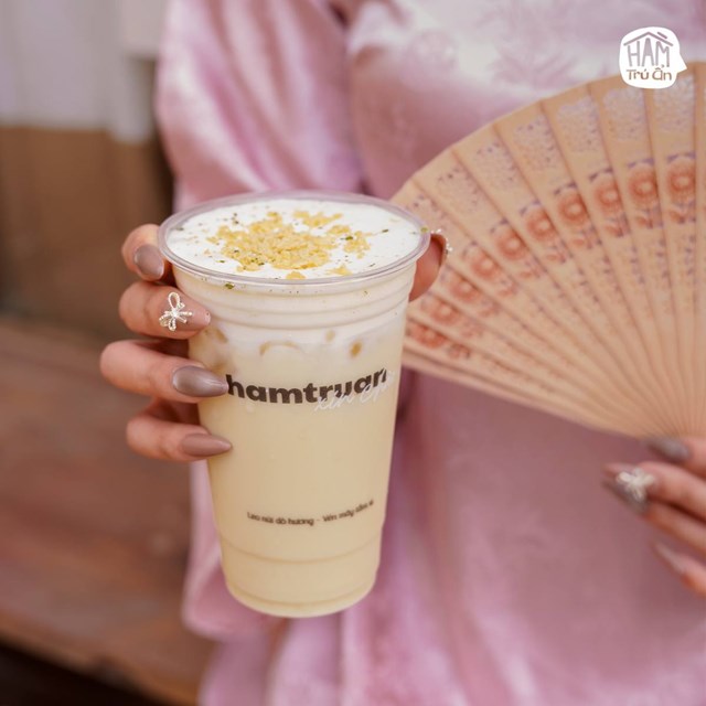 Tr&agrave; Sữa B&aacute;nh Chưng của Hầm Tr&uacute; Ẩn thơm b&ugrave;i gạo rang với kem đậu xanh mướt mịn (Ảnh: Hầm Tr&uacute; Ẩn - Cafe Hầm)