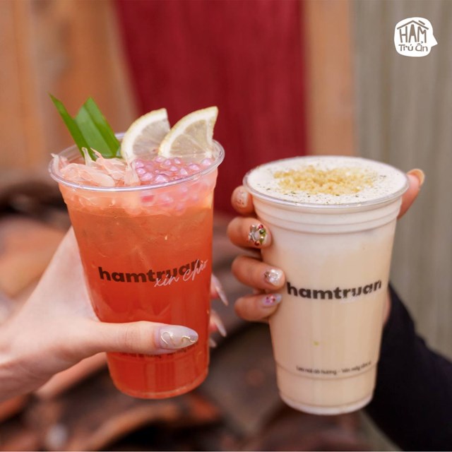 Một ly đồ uống mang hương vị ng&agrave;y xu&acirc;n c&oacute; thể trở th&agrave;nh cầu nối giữa k&yacute; ức v&agrave; hiện tại, giữa những gi&aacute; trị cũ v&agrave; nhịp sống mới (Ảnh: Hầm Tr&uacute; Ẩn - Cafe Hầm)