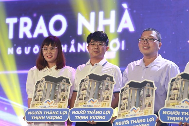 Ngay trong đ&ecirc;m Gala, Ban l&atilde;nh đạo đ&atilde; c&ocirc;ng bố ch&iacute;nh s&aacute;ch &ldquo;Người Thắng Lợi Thịnh Vượng&rdquo;, tặng nh&agrave;, xe cho gần 20 CBNV &nbsp;