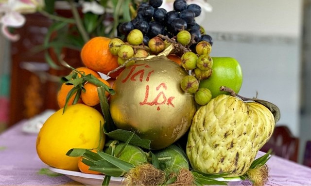 M&acirc;m ngũ quả miền Nam thường gồm dừa, na, xo&agrave;i v&agrave; sung