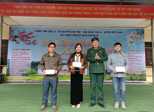 L&atilde;nh đạo Bộ Chỉ huy Bộ đội Bi&ecirc;n ph&ograve;ng tỉnh Sơn La trao giải nhất cho c&aacute;c đội thi tại chương tr&igrave;nh &ldquo;Xu&acirc;n bi&ecirc;n ph&ograve;ng ấm l&ograve;ng d&acirc;n bản&rdquo;. &nbsp;