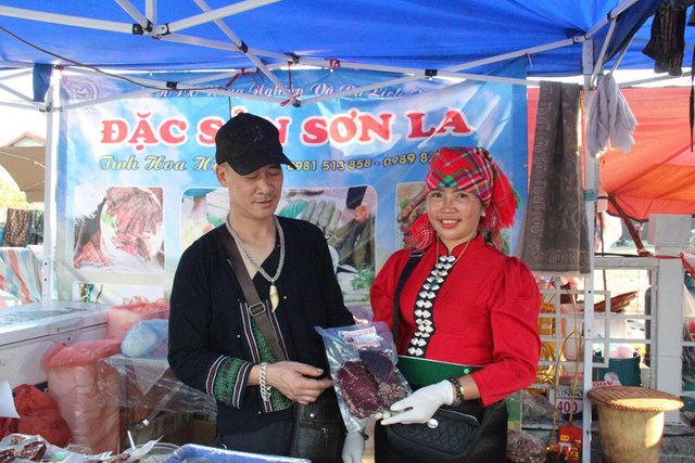 Vợ chồng chị B&igrave;nh, đến từ Mai Ch&acirc;u (Sơn La), mang tới hội chợ những m&oacute;n ẩm thực đậm bản sắc n&uacute;i rừng, thu h&uacute;t đ&ocirc;ng đảo kh&aacute;ch tham quan v&agrave; thưởng thức.