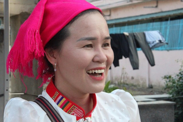 Nụ cười niềm nở của người b&aacute;n h&agrave;ng trở th&agrave;nh n&eacute;t đẹp th&acirc;n thiện, g&oacute;p phần lan tỏa kh&ocirc;ng kh&iacute; ấm &aacute;p v&agrave; gần gũi tại phi&ecirc;n chợ Xu&acirc;n.