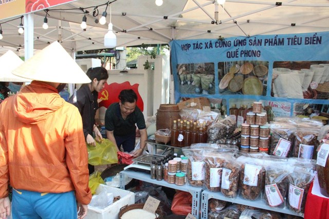 Gian h&agrave;ng đến từ x&atilde; v&ugrave;ng cao Quế Phong (Nghệ An) mang theo nhiều sản vật đặc trưng n&uacute;i rừng, thu h&uacute;t người d&acirc;n v&agrave; du kh&aacute;ch dừng ch&acirc;n kh&aacute;m ph&aacute;, trải nghiệm hương vị miền sơn cước.