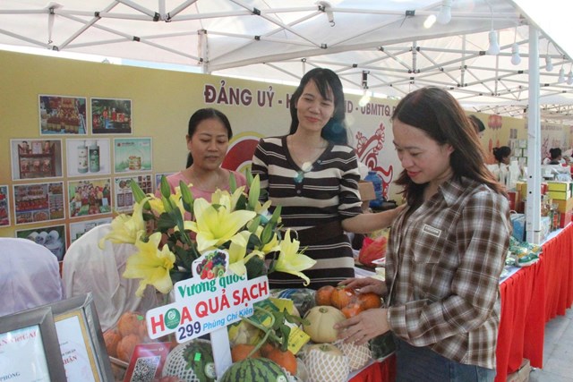 C&aacute;c gian h&agrave;ng đến từ phường Th&agrave;nh Vinh g&oacute;p phần tạo n&ecirc;n kh&ocirc;ng gian phi&ecirc;n chợ Xu&acirc;n rực rỡ, giới thiệu nhiều sản phẩm đặc trưng v&agrave; thu h&uacute;t đ&ocirc;ng đảo người d&acirc;n tham quan, mua sắm.