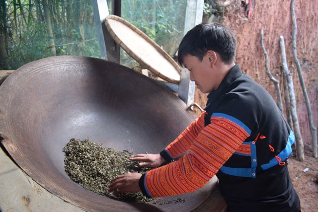 Người d&acirc;n bản Bẹ, x&atilde; T&agrave; X&ugrave;a sao ch&egrave; shan tuyết bằng phương ph&aacute;p truyền thống.