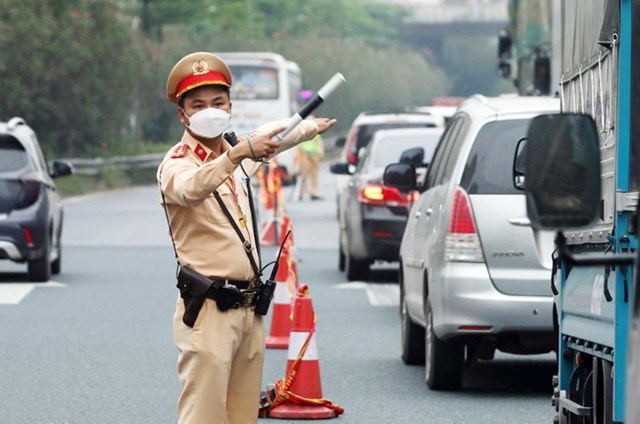 Tuần tra, xử l&yacute; nghi&ecirc;m c&aacute;c trường hợp vi phạm trật tự an to&agrave;n giao th&ocirc;ng