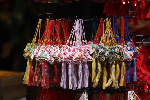 Phố Hàng Mã cận Tết Bính Ngọ 2026: Rực rỡ sắc xuân, sức mua trầm lắng - Ảnh 1