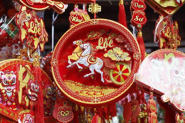 Phố Hàng Mã cận Tết Bính Ngọ 2026: Rực rỡ sắc xuân, sức mua trầm lắng - Ảnh 2