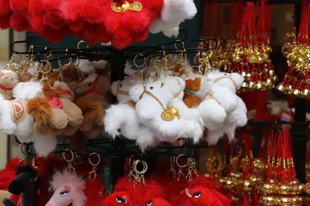 Phố Hàng Mã cận Tết Bính Ngọ 2026: Rực rỡ sắc xuân, sức mua trầm lắng - Ảnh 3