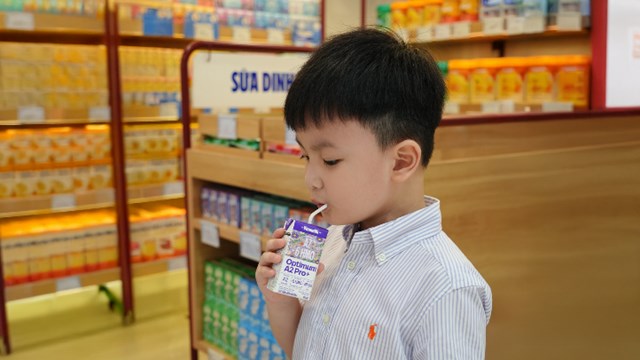Vinamilk ti&ecirc;n phong ra nhiều sản phẩm tạo xu hướng ti&ecirc;u d&ugrave;ng như d&ograve;ng sữa c&oacute; đạm A2, mới nhất l&agrave; sữa c&ocirc;ng thức pha sẵn Optimum A2 Pro. Ảnh: Vi Nam &nbsp;