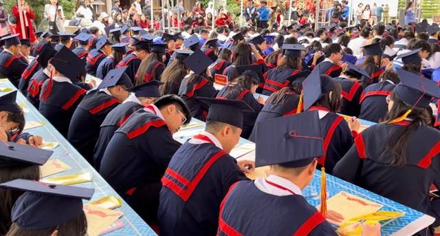 C&aacute;c em học sinh ti&ecirc;u biểu tr&ecirc;n to&agrave;n th&agrave;nh phố khai b&uacute;t đầu năm