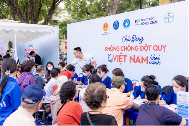 Long Ch&acirc;u chủ động tham gia trực tiếp v&agrave;o c&ocirc;ng t&aacute;c chăm s&oacute;c sức khỏe, tầm so&aacute;t v&agrave; quản l&yacute; nguy cơ đột quỵ, g&oacute;p phần lan tỏa s&acirc;u rộng c&aacute;c hướng dẫn, chương tr&igrave;nh của Bộ Y tế đến cộng đồng. &nbsp;