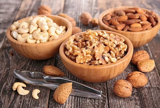 Việc bổ sung các loại hạt như hạnh nhân, óc chó,.. vào chế độ ăn hàng ngày không chỉ hỗ trợ giảm mỡ bụng mà còn nâng cao sức khỏe toàn diện.