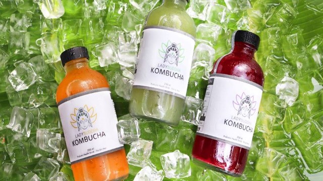 Kh&ocirc;ng chỉ vậy, hương vị đặc trưng của Kombucha - sự kết hợp giữa vị chua v&agrave; vị ngọt đ&atilde; thu h&uacute;t một lượng lớn người ti&ecirc;u d&ugrave;ng y&ecirc;u th&iacute;ch c&aacute;c sản phẩm tự nhi&ecirc;n v&agrave; tốt cho sức khỏe.