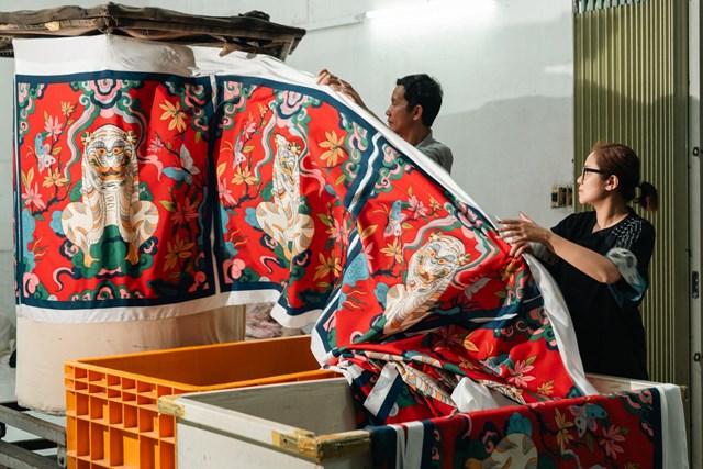 C&aacute;c họa tiết hoa văn được Lụa tơ v&agrave;ng lựa chọn tỉ mỉ, mang tinh thần văn h&oacute;a xuy&ecirc;n suốt