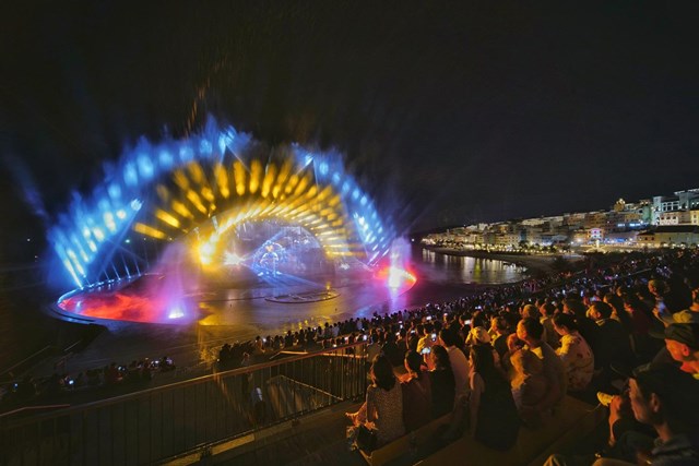 Show diễn đ&igrave;nh đ&aacute;m Kiss Of The Sea thu h&uacute;t h&agrave;ng ngh&igrave;n du kh&aacute;ch mỗi tối. Ảnh: &Aacute;nh Dương. &nbsp;