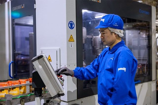 Nh&agrave; m&aacute;y Vinamilk tự chủ d&acirc;y chuyền cuốn lon thiếc &nbsp;