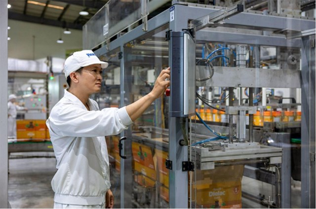 Nh&agrave; m&aacute;y sản xuất của Vinamilk vận h&agrave;nh theo chuẩn kiểm so&aacute;t nghi&ecirc;m ngặt. &nbsp;